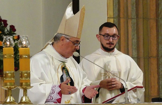 Nuncjusz apostolski abp Salvatore Pennacchio w parafii NSPJ w Kętach