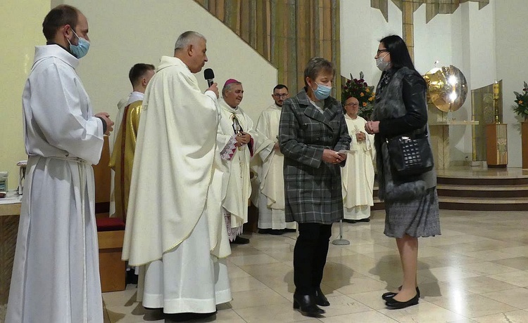 Nuncjusz apostolski abp Salvatore Pennacchio w parafii NSPJ w Kętach