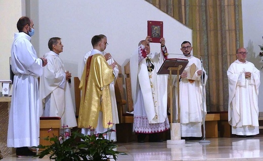 Nuncjusz apostolski abp Salvatore Pennacchio w parafii NSPJ w Kętach