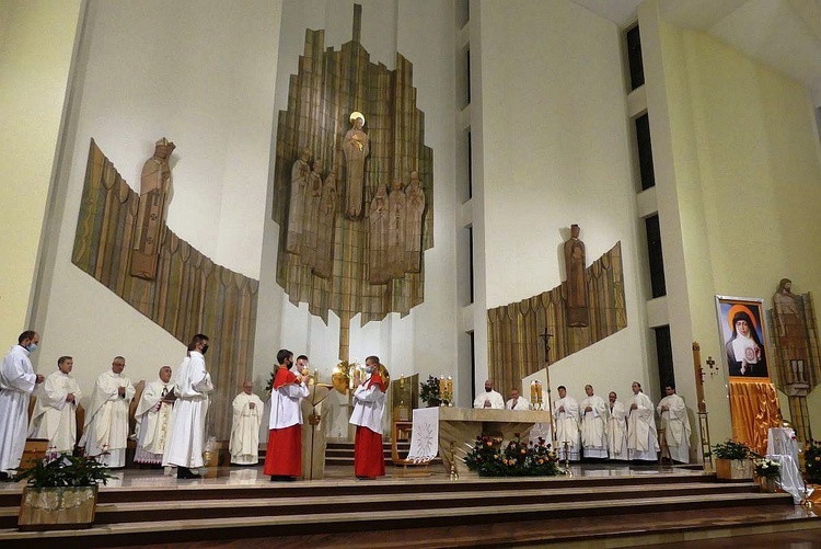 Nuncjusz apostolski abp Salvatore Pennacchio w parafii NSPJ w Kętach