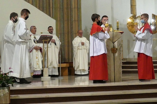 Nuncjusz apostolski abp Salvatore Pennacchio w parafii NSPJ w Kętach