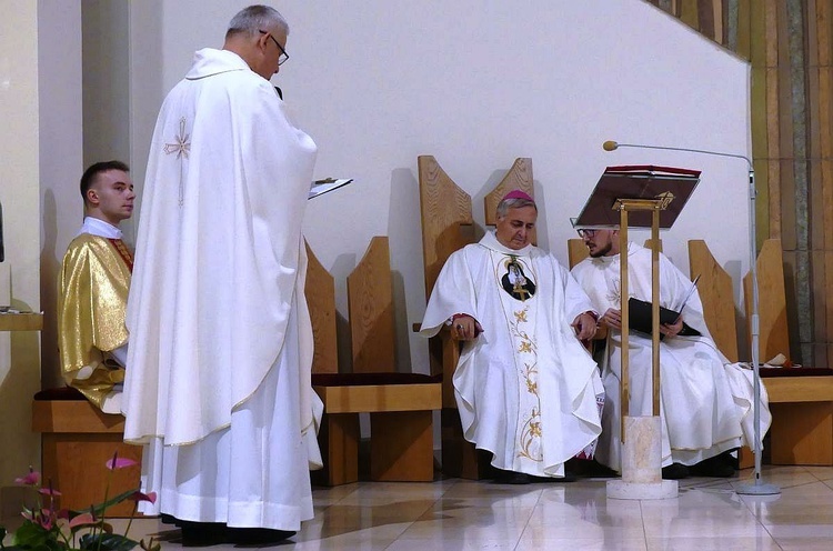 Nuncjusz apostolski abp Salvatore Pennacchio w parafii NSPJ w Kętach