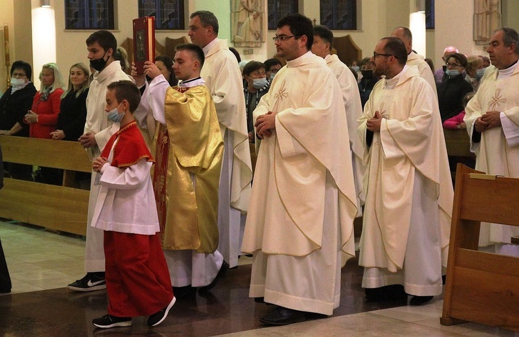 Nuncjusz apostolski abp Salvatore Pennacchio w parafii NSPJ w Kętach