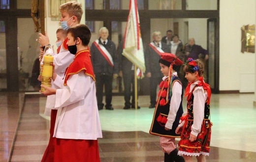 Nuncjusz apostolski abp Salvatore Pennacchio w parafii NSPJ w Kętach