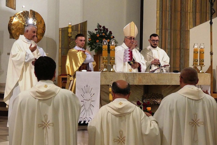 Nuncjusz apostolski abp Salvatore Pennacchio w parafii NSPJ w Kętach