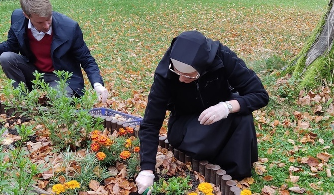 Najnowsze żonkilowe "pole nadziei" w Cieszynie wyrośnie przy Centrum Medycznym sióstr elżbietanek cieszyńskich.