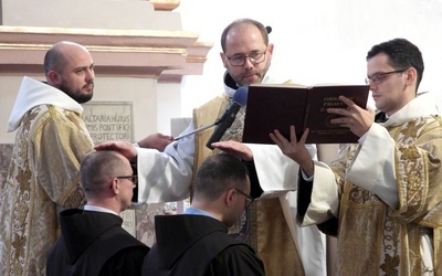 Prowincjał w czasie błogosławieństwa składających profesję.