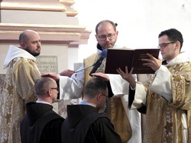 Prowincjał w czasie błogosławieństwa składających profesję.