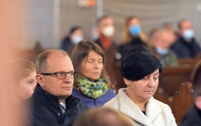 Marek i Anna Kośni w czasie Mszy św. rozpoczynającej diecezjalny etap drogi synodalnej.