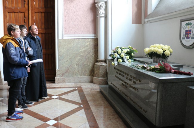 Uczestnicy w katedrze przy sarkofagu bp. Jana Chrapka.