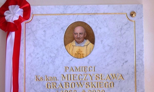 Tablica pamięci ks. Mieczysława Grabowskiego, pierwszego proboszcza i budowniczego kościoła w Słotwinie.