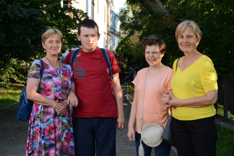 Od lewej: mama Grażyna, Miłosz, Dorota i mama Ania.