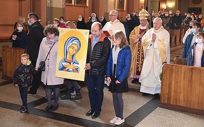 	Procesja wejścia z ikoną Maryi Oblubienicy Ducha Świętego.