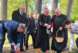 	Honorowi goście posadzili kwiaty  w ogrodzie stacjonarnego hospicjum.