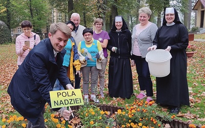 	Wolontariuszki hospicyjne z pracownikami Centrum Medycznego sióstr elżbietanek cieszyńskich podczas sadzenia cebulek żonkili.