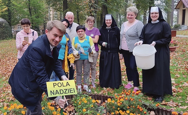 	Wolontariuszki hospicyjne z pracownikami Centrum Medycznego sióstr elżbietanek cieszyńskich podczas sadzenia cebulek żonkili.