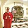 ▲	Biskup legnicki przy grobie św. Piotra.