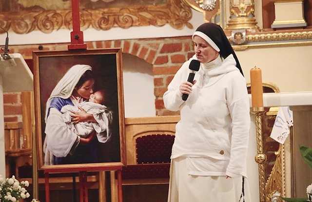 	Dominikanka z diecezją elbląską jest związana już od pewnego czasu, ponieważ wędruje w Elbląskiej Pielgrzymce Pieszej na Jasną Górę.