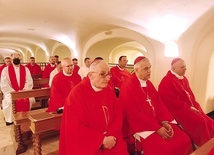 	Biskupi podczas Mszy św. w Grotach Watykańskich, przy grobie św. Piotra.