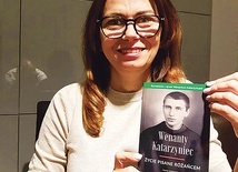 Nauczycielka z Kisielic ze swoją publikacją.