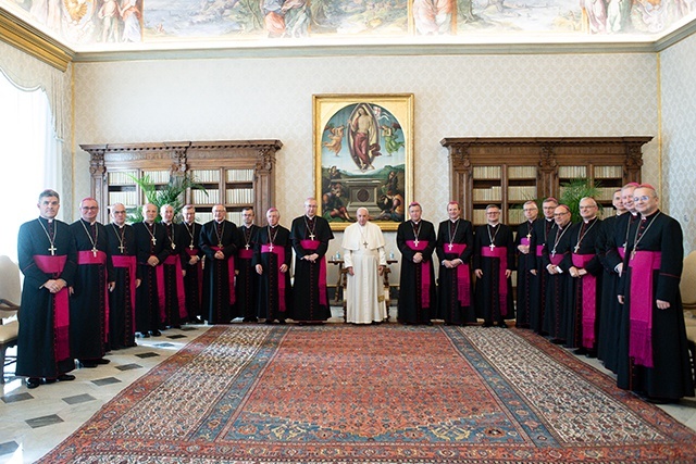 	Audiencja była zwieńczeniem tygodniowego pobytu polskich biskupów w Watykanie.