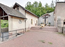 We francuskim Marienfloss napis głosi: „Źródło wody żywej, skąd wytryska Różaniec”.