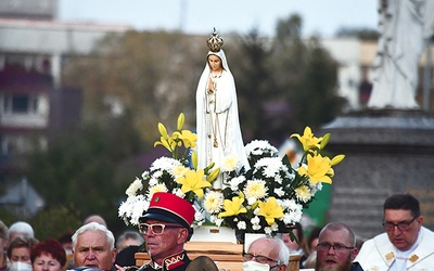 Mieszkańcy parafii nieśli ulicami udekorowaną figurę Maryi Fatimskiej.
