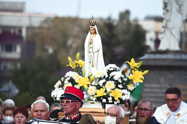 Mieszkańcy parafii nieśli ulicami udekorowaną figurę Maryi Fatimskiej.