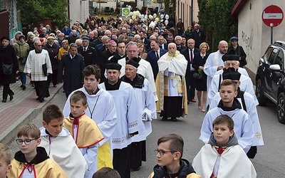 Procesja z relikwiami Ojca Świętego.