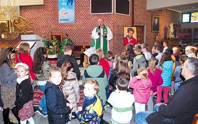 Sylwetkę błogosławionego przedstawił dzieciom o. Paweł Opioła.