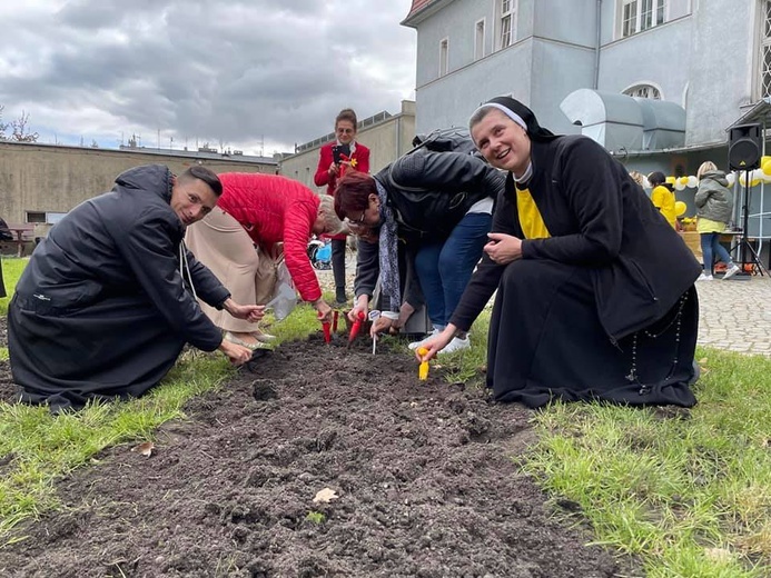 Biskup z odwiedzinami w dzierżoniowskim ZOL-u