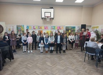 Na temat bezpieczeństwa specjalny program edukacyjny przygotowali uczniowie szkoły w Mokrzyskach.