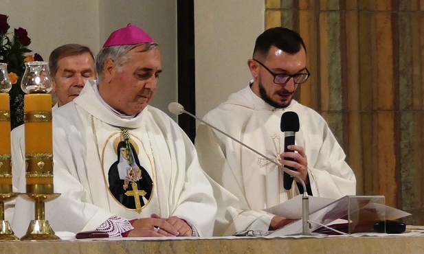 Abp Salwatore Pennacchio i ks. Adrian Mętel w roli jego tłumacza.