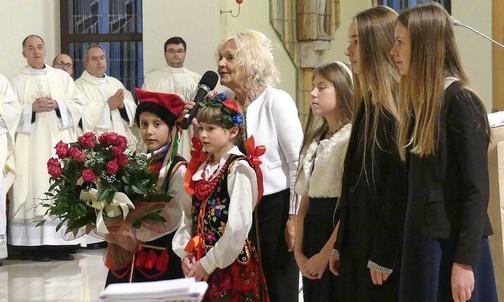 Młodzi parafianie składali nuncjuszowi życzenia w imieniu wszystkich uczestników uroczystości.