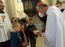 ▲	Dary do ołtarza przynieśli najmłodsi przedstawiciele parafii.