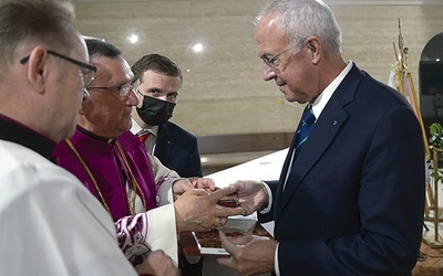 ▲	Medal wręczali ks. prał. Jerzy Karbownik (drugi z lewej), kustosz skarżyskiego sanktuarium, oraz ks. Jacek Kucharski (z lewej), członek kanonickej kapituły ostrobramskiej. 