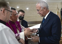 ▲	Medal wręczali ks. prał. Jerzy Karbownik (drugi z lewej), kustosz skarżyskiego sanktuarium, oraz ks. Jacek Kucharski (z lewej), członek kanonickej kapituły ostrobramskiej. 