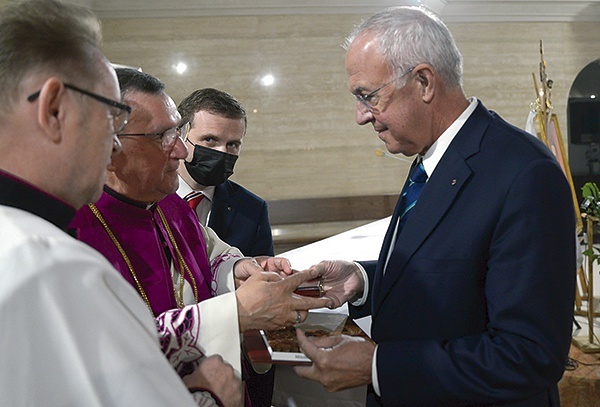 ▲	Medal wręczali ks. prał. Jerzy Karbownik (drugi z lewej), kustosz skarżyskiego sanktuarium, oraz ks. Jacek Kucharski (z lewej), członek kanonickej kapituły ostrobramskiej. 