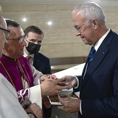 ▲	Medal wręczali ks. prał. Jerzy Karbownik (drugi z lewej), kustosz skarżyskiego sanktuarium, oraz ks. Jacek Kucharski (z lewej), członek kanonickej kapituły ostrobramskiej. 