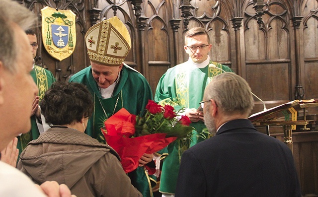 Biskup tarnowski życzył członkom klubu odwagi i determinacji w działaniu.