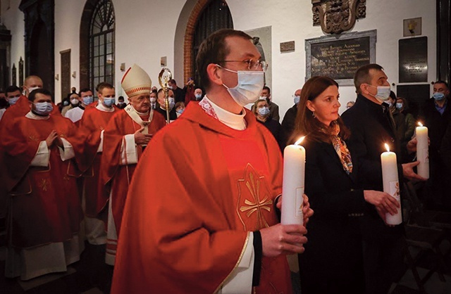 Konsultacjom w parafiach będą towarzyszyły symboliczne świece.