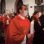 Konsultacjom w parafiach będą towarzyszyły symboliczne świece.