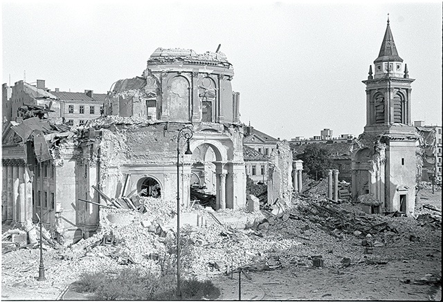 Ruiny kościoła św. Aleksandra, połowa września 1944 roku.