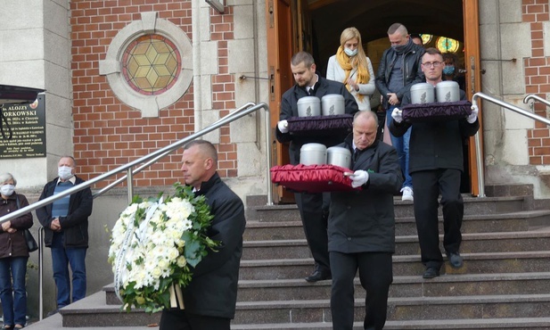 W Dniu Dziecka Utraconego w Bielsku-Białej odbył się pogrzeb 348 dzieci zmarłych przed narodzinami.