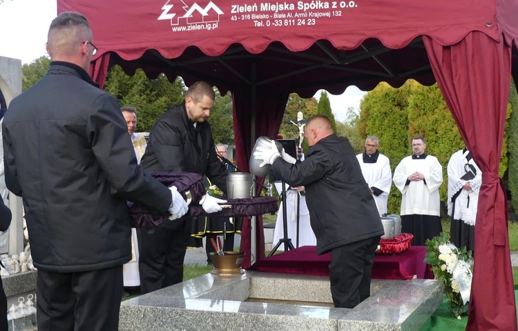 Urny z prochami zostały złożone w Grobie Dzieci Nienarodzonych.