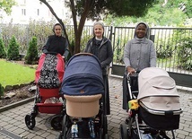 Siostry Edyta, Goretti i pochodząca z Tanzanii Helena z dziećmi  na spacerze.