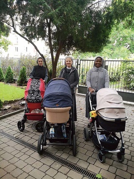 Siostry Edyta, Goretti i pochodząca z Tanzanii Helena z dziećmi  na spacerze.