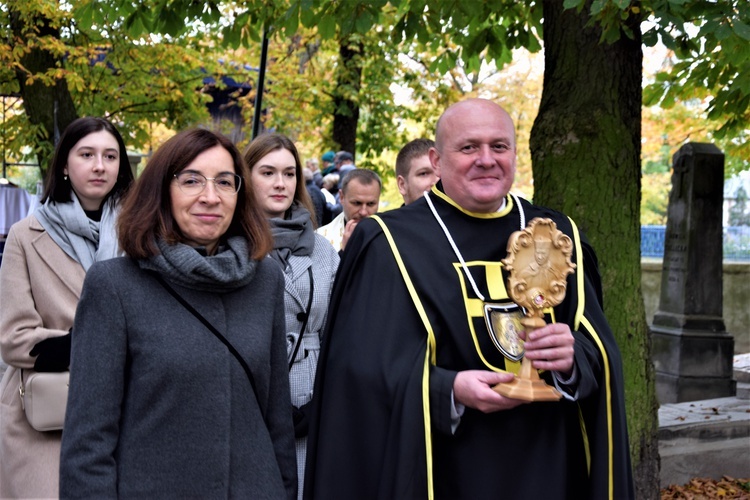 Relikwiarz do świątyni wniósł Marek Kostrzewa.