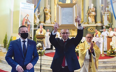 Dokument odczytał i wręczył władzom miasta wikariusz biskupi ks. Zygmunt Zimnawoda.