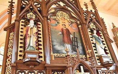 Rzeźby św. Jadwigi i św. Wawrzyńca nie są drewniane, jak cały ołtarz, ale ceramiczne. Jest to, podkreślają konserwatorzy, bardzo rzadkie.